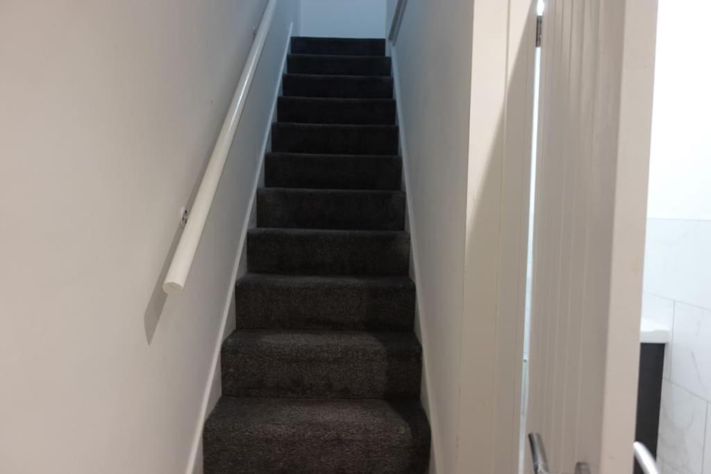 Kyoto House I 2 Bedrooms, Spacious, Warm & New With Netflix * Derby